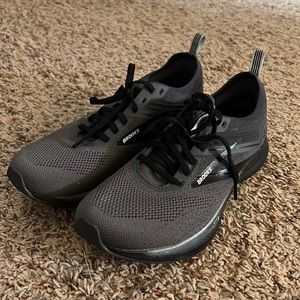NWOT Brooks Ricochet 3 shoes